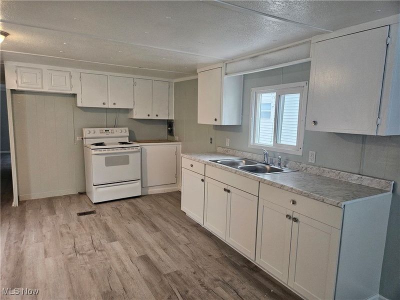 2305 E Waterloo Road, Akron, OH 44312 Photo 2