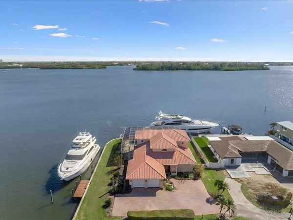 2 Seahorse Lane, Vero Beach, FL 32960