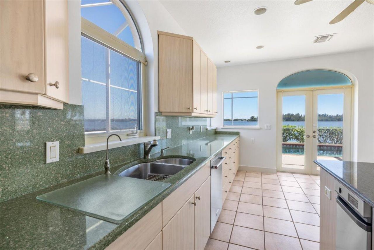 2 Seahorse Lane, Vero Beach, FL 32960 Photo