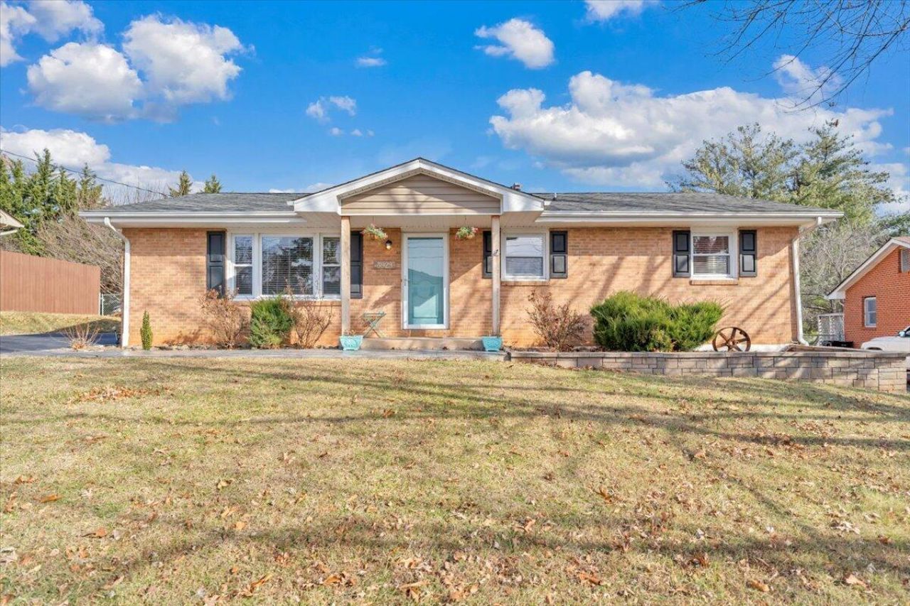 5923 Village Ln, Roanoke, VA 24019 Main Photo