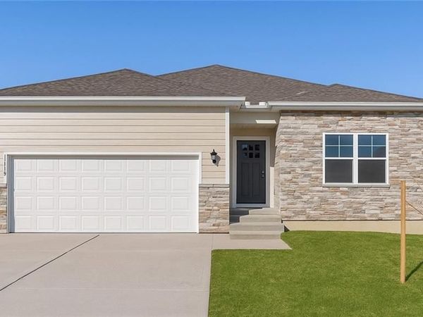 100 Lake Meadows Drive, Smithville, MO 64089