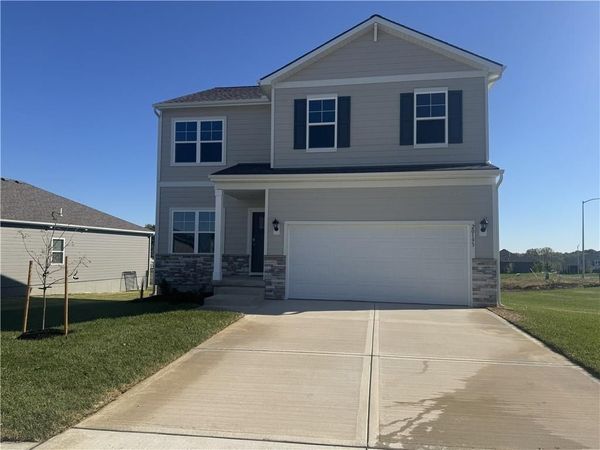 102 Lake Meadows Drive, Smithville, MO 64089