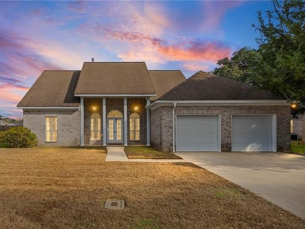 906 Edgefield Drive W, Saraland, AL 36571