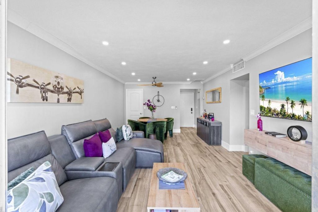 236 Castlewood Drive, Unit 204, North Palm Beach, FL 33408 Photo