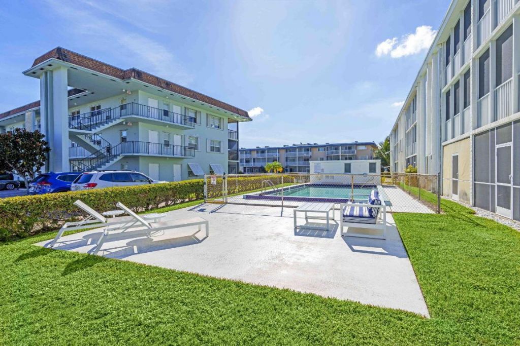 236 Castlewood Drive, Unit 204, North Palm Beach, FL 33408 Photo