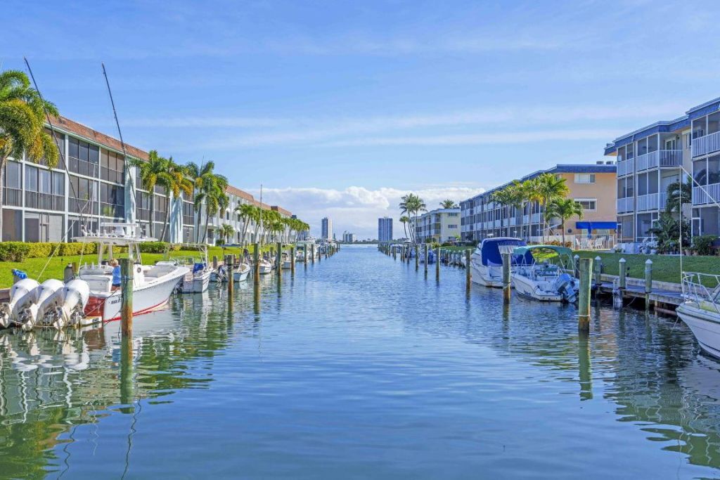 236 Castlewood Drive, Unit 204, North Palm Beach, FL 33408 Photo