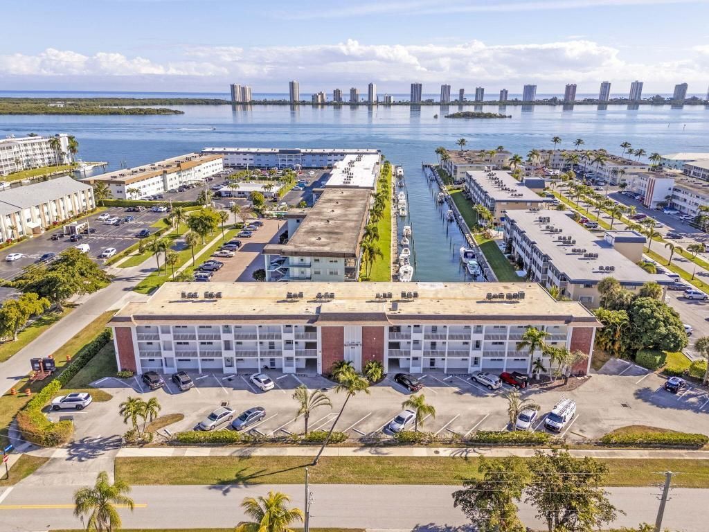 236 Castlewood Drive, Unit 204, North Palm Beach, FL 33408 Photo