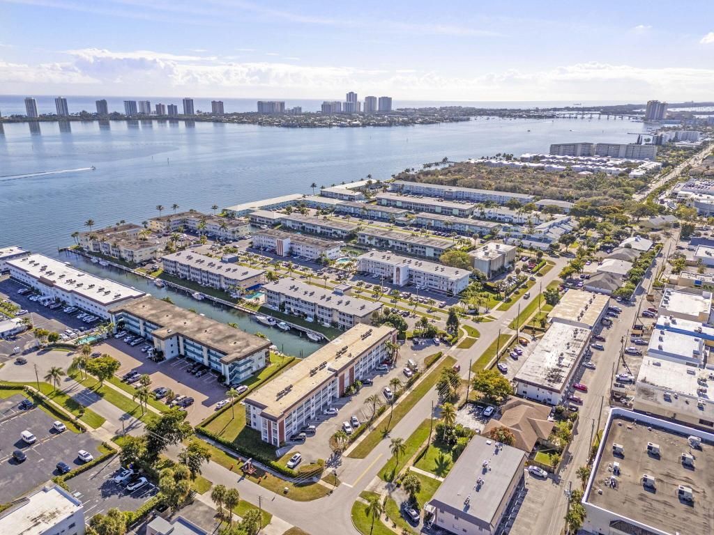 236 Castlewood Drive, Unit 204, North Palm Beach, FL 33408 Photo