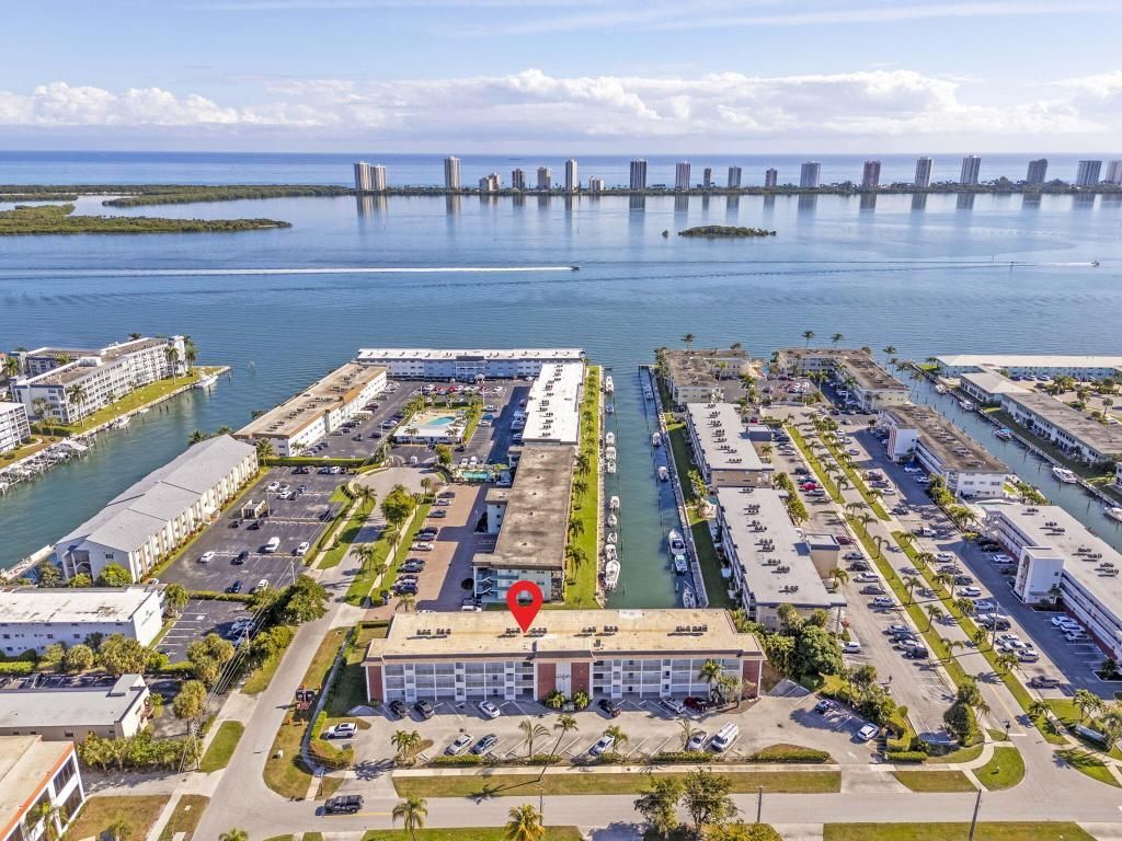 236 Castlewood Drive, Unit 204, North Palm Beach, FL 33408 Photo