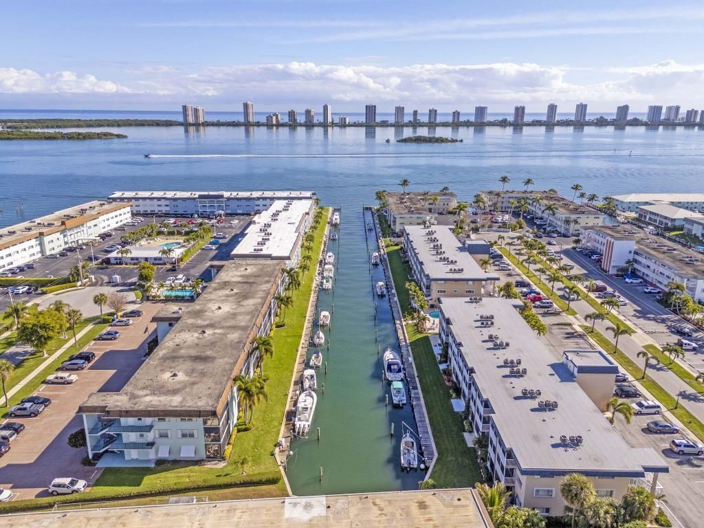 236 Castlewood Drive, Unit 204, North Palm Beach, FL 33408 Photo