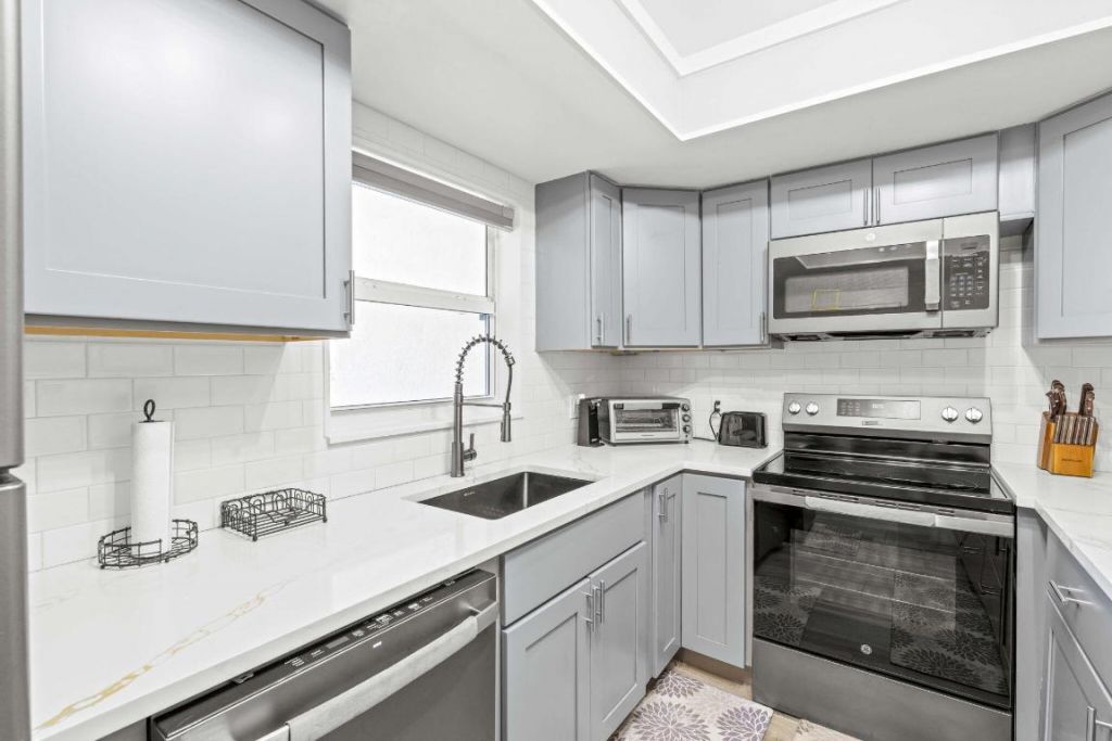 236 Castlewood Drive, Unit 204, North Palm Beach, FL 33408 Photo