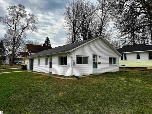 214 Grover Avenue N, Alma, MI 48801