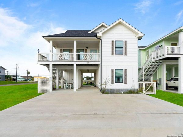 1529 S Live Oak St, Rockport, TX 78382