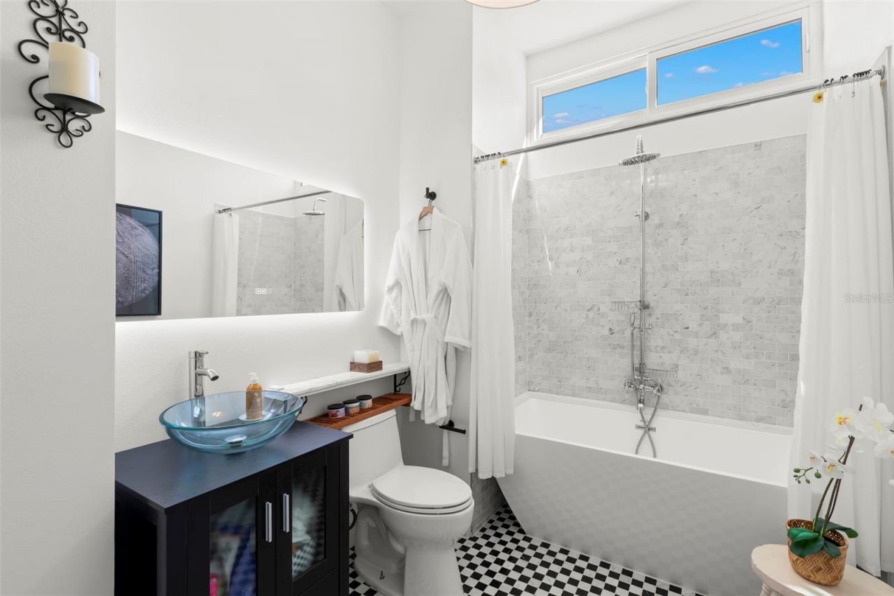 426 20th Avenue Ne, Saint Petersburg, FL 33704 Photo