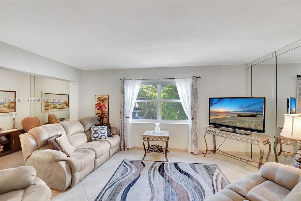 415 NE 2nd St , Unit 201, Hallandale Beach, FL 33009 Photo