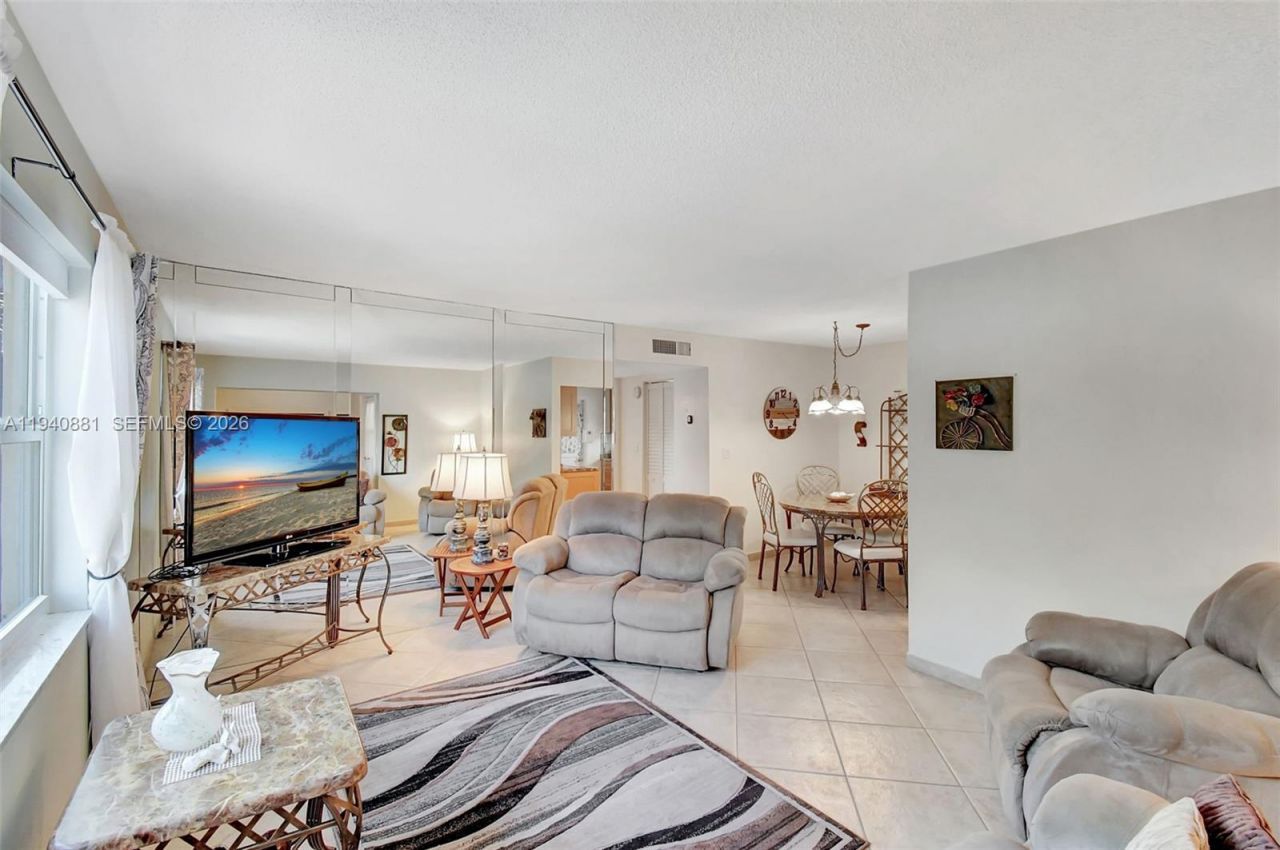 415 NE 2nd St , Unit 201, Hallandale Beach, FL 33009 Photo