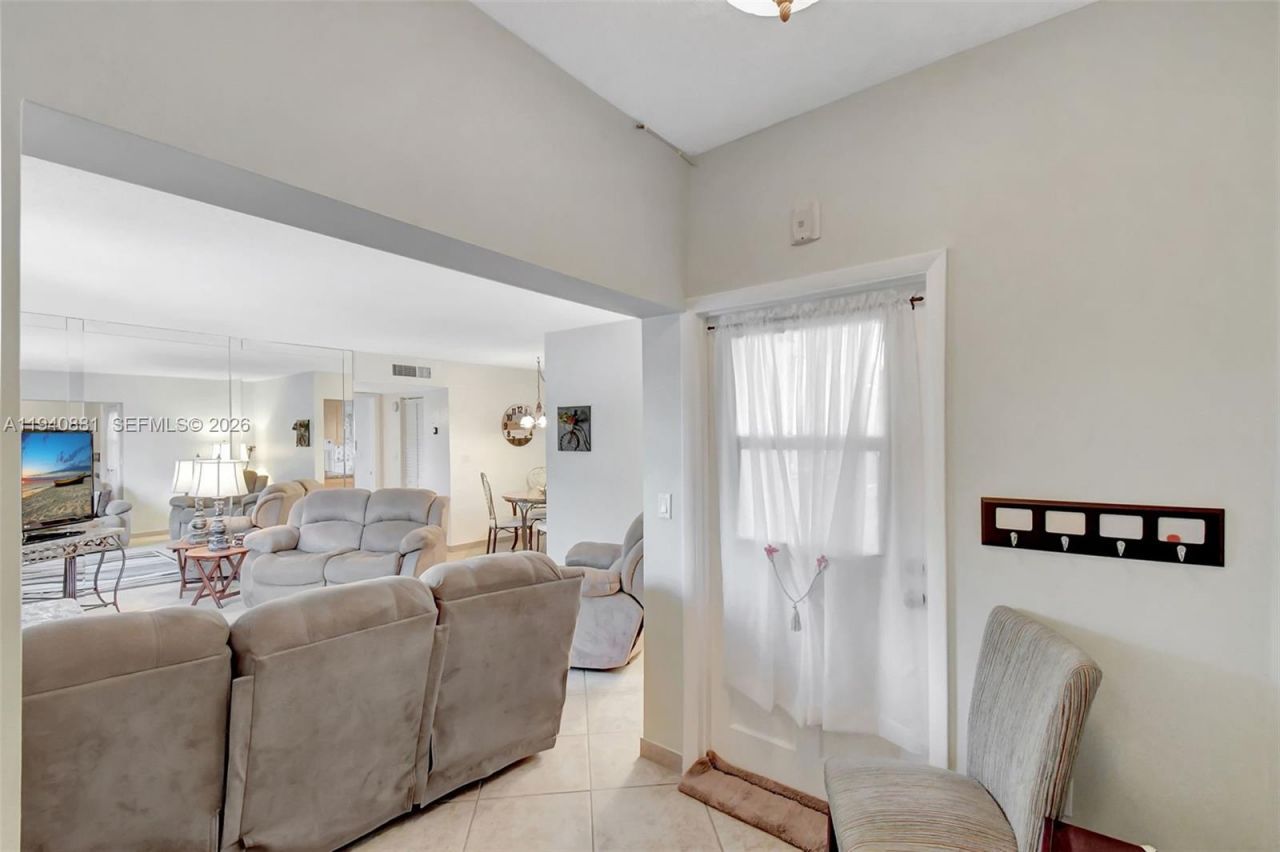 415 NE 2nd St , Unit 201, Hallandale Beach, FL 33009 Photo