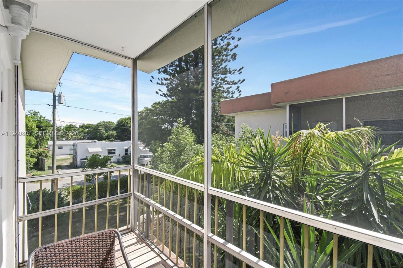 415 NE 2nd St , Unit 201, Hallandale Beach, FL 33009 Photo