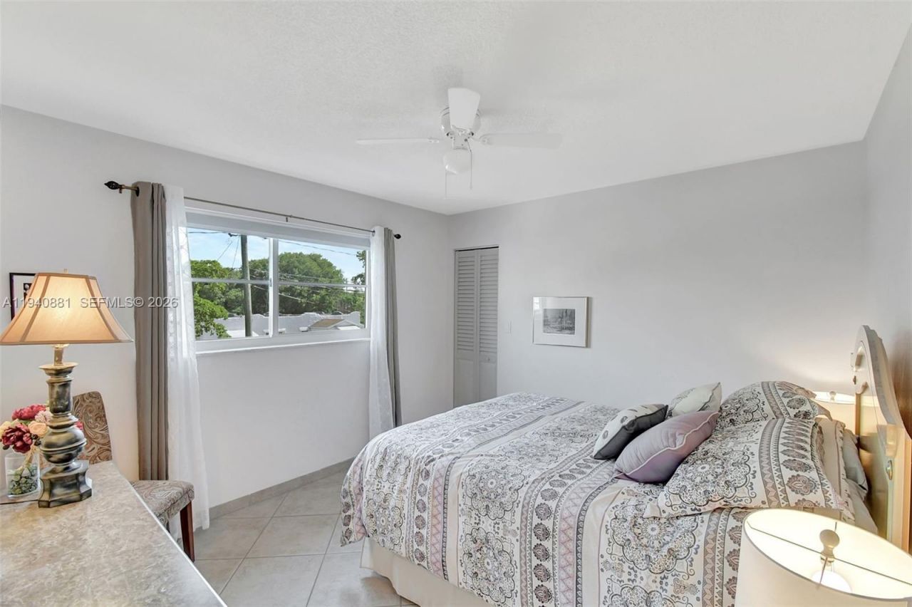 415 NE 2nd St , Unit 201, Hallandale Beach, FL 33009 Photo