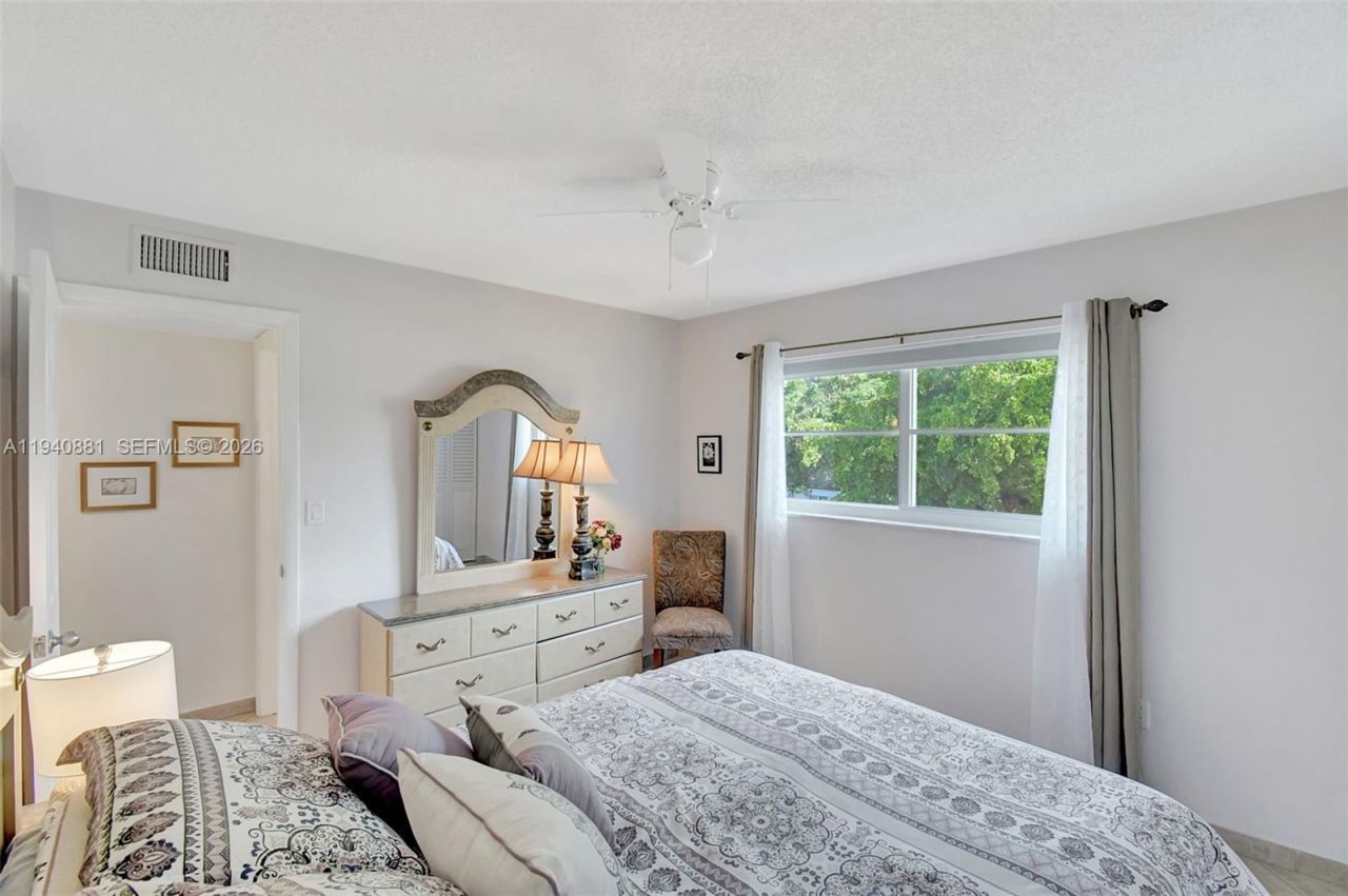 415 NE 2nd St , Unit 201, Hallandale Beach, FL 33009 Photo