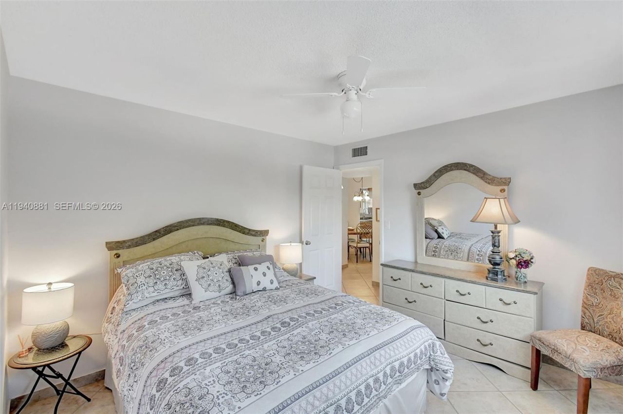 415 NE 2nd St , Unit 201, Hallandale Beach, FL 33009 Photo