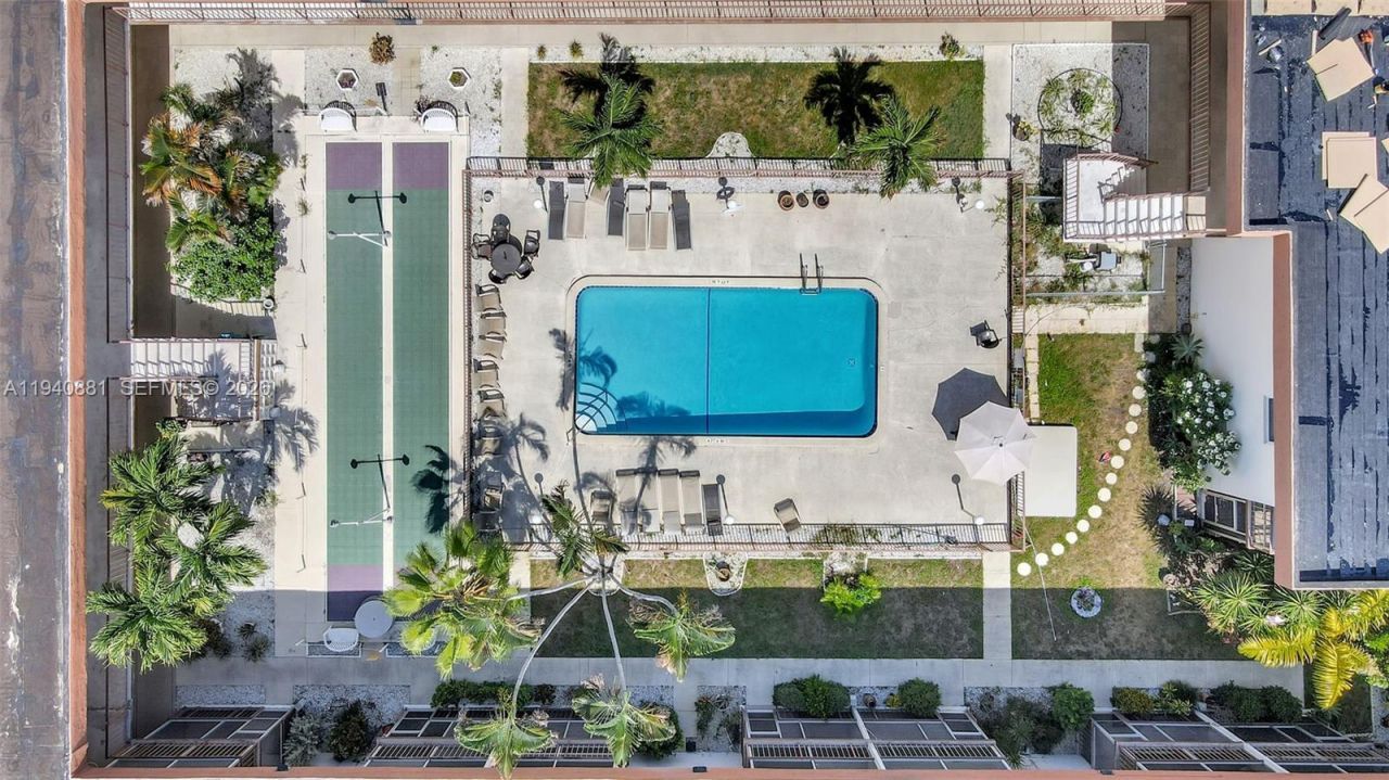 415 NE 2nd St , Unit 201, Hallandale Beach, FL 33009 Photo