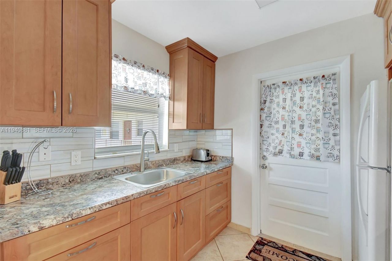 415 NE 2nd St , Unit 201, Hallandale Beach, FL 33009 Photo