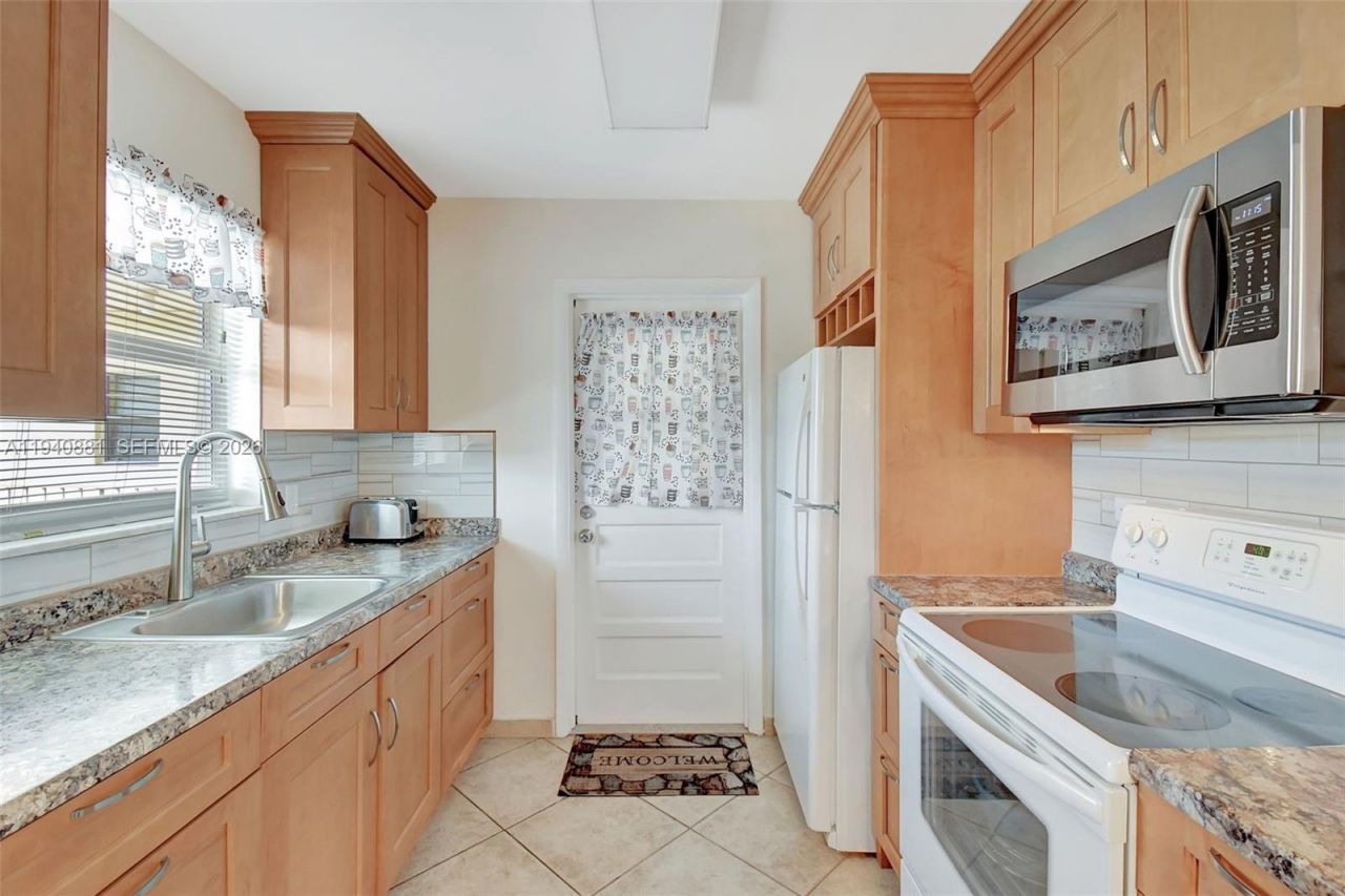415 NE 2nd St , Unit 201, Hallandale Beach, FL 33009 Photo