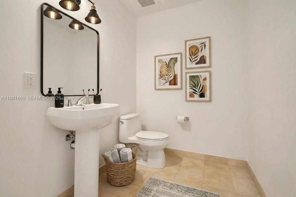1050 Brickell Ave, Unit 2418, Miami, FL 33131 Photo