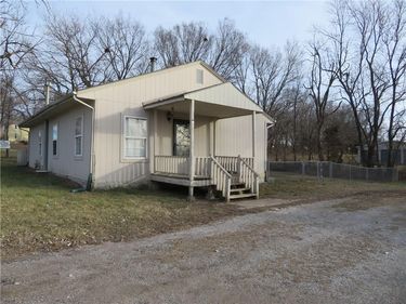 411 W Lake Street, McLouth, KS 66054