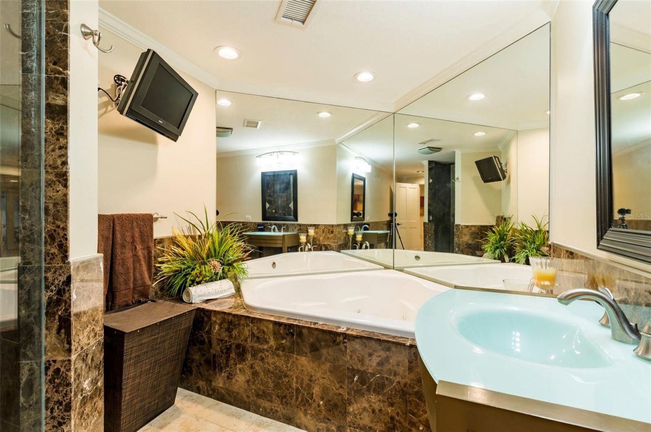 2268 Kings Point Drive, Largo, FL 33774 Photo