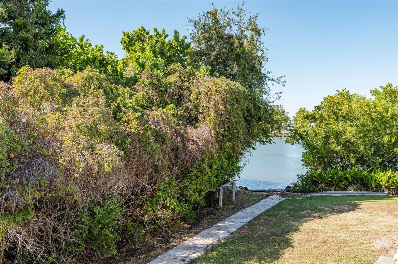 2268 Kings Point Drive, Largo, FL 33774 Photo