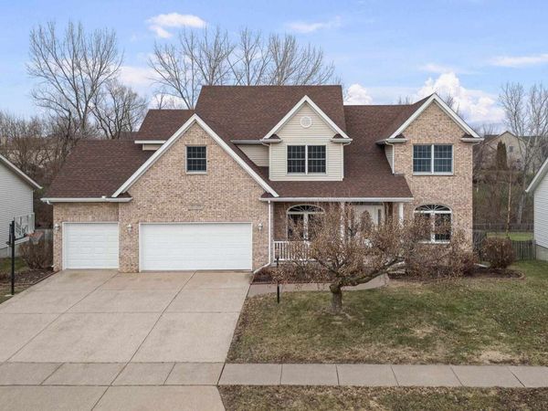 3120 Summertree Avenue, Bettendorf, IA 52722
