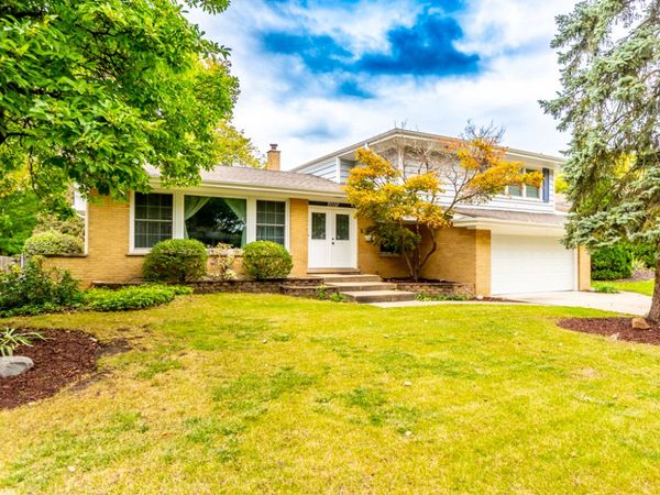 2002 N Eastwood Drive, Arlington Heights, IL 60004