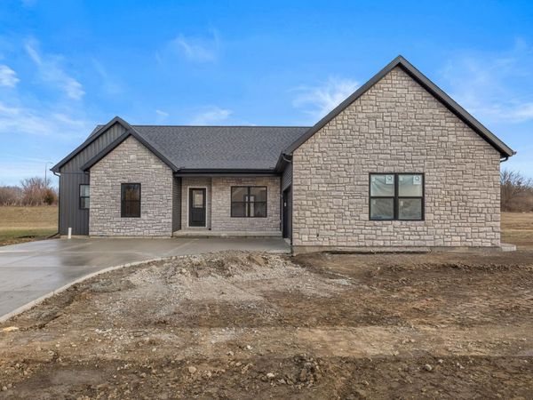 702 N Beacon Hill Circle, Urbana, IL 61802