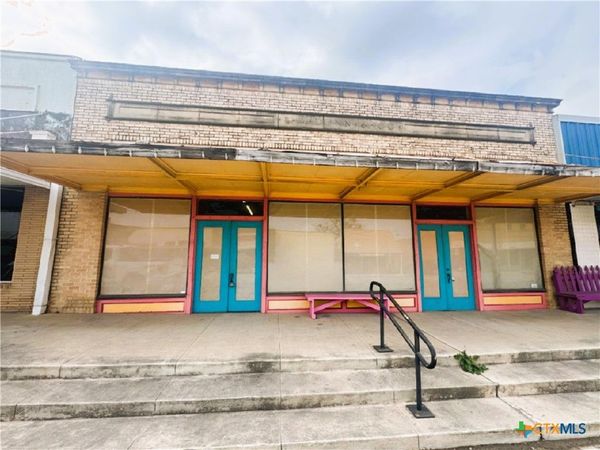 216 N Nixon Avenue, Nixon, TX 78140