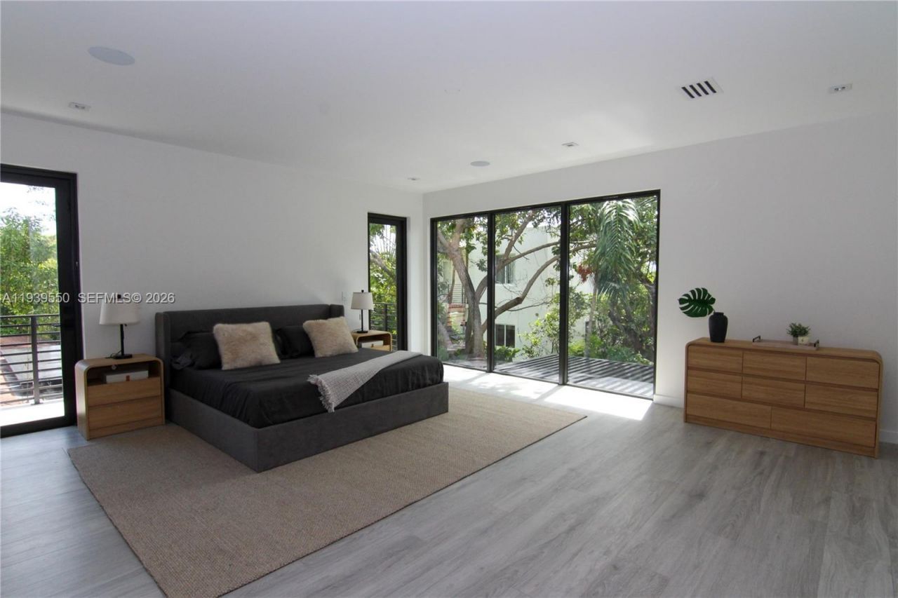 3540 Oak Ave, Miami, FL 33133 Photo