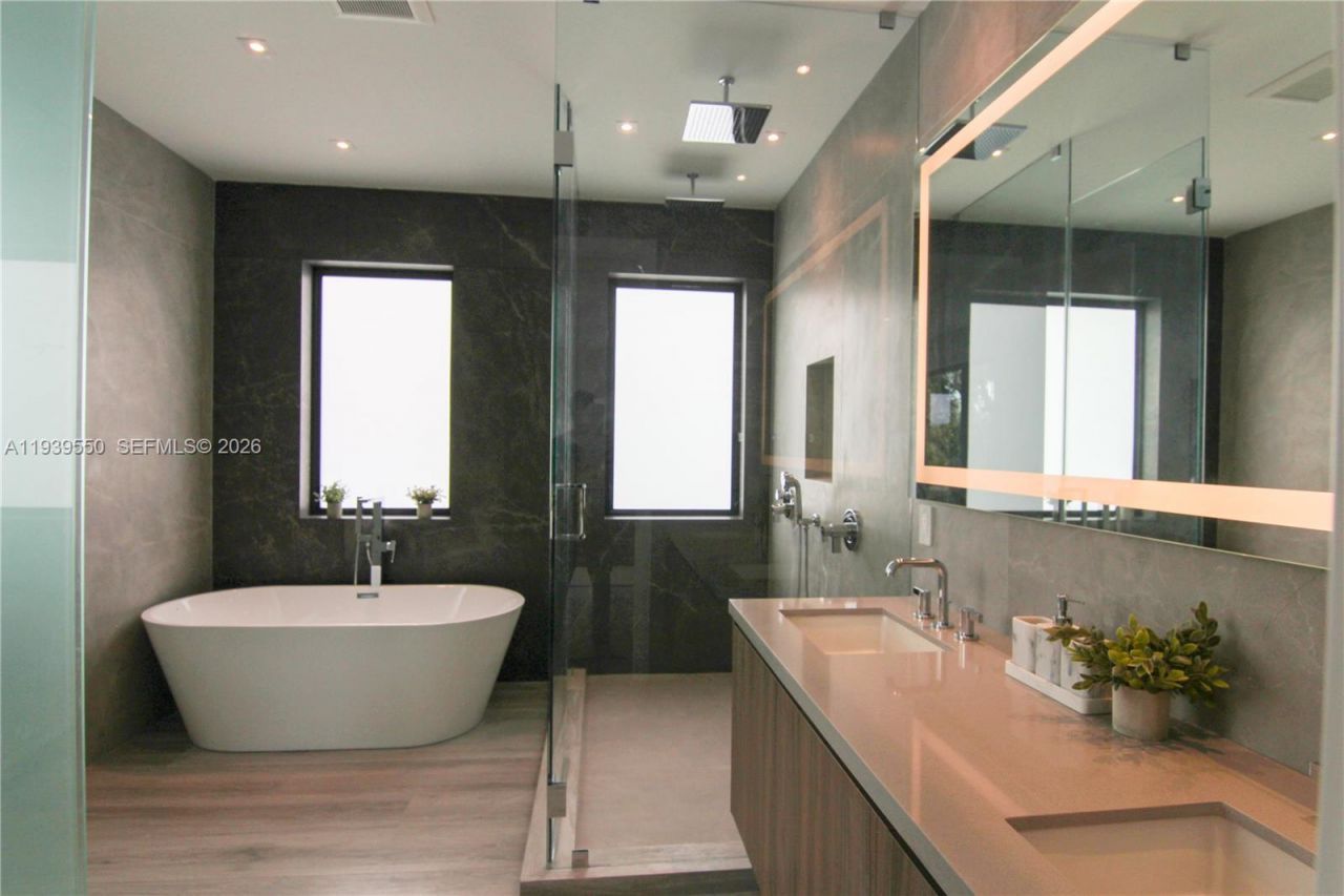 3540 Oak Ave, Miami, FL 33133 Photo