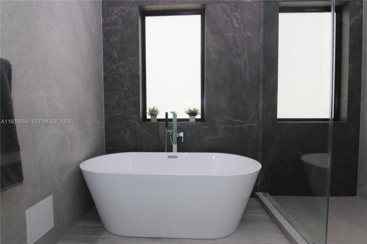 3540 Oak Ave, Miami, FL 33133 Photo