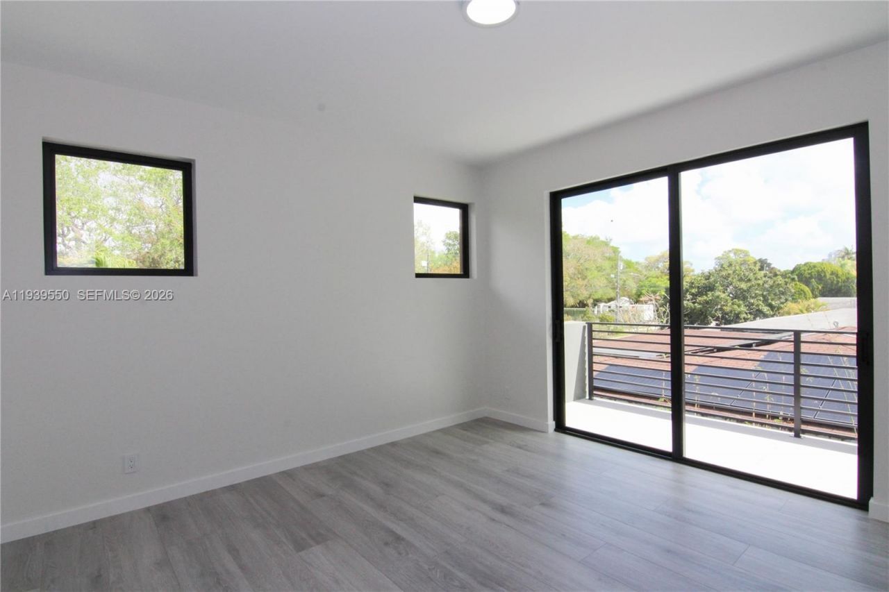 3540 Oak Ave, Miami, FL 33133 Photo