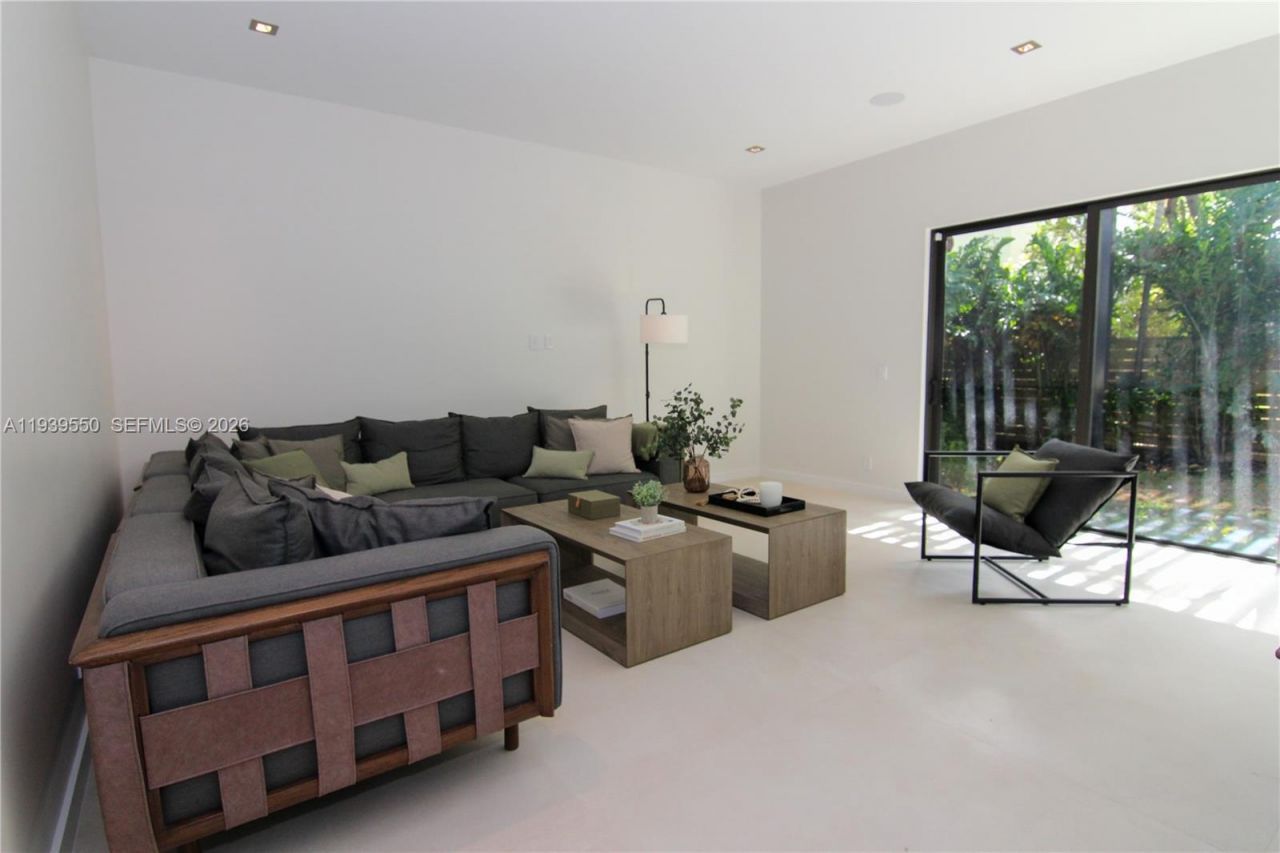 3540 Oak Ave, Miami, FL 33133 Photo