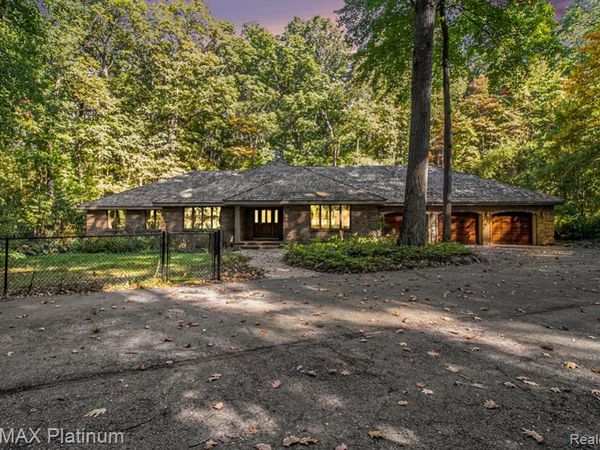 4352 Fenton Road, Hartland Twp, MI 48353