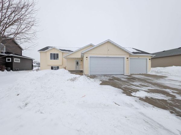 1265 GOLDENWOOD Drive, West Fargo, ND 58078