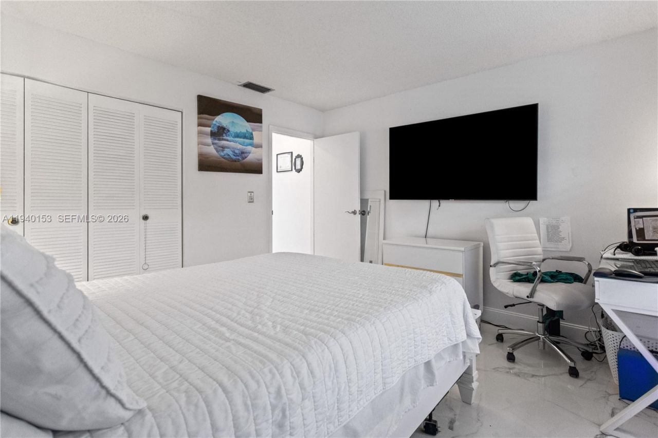 335 W Laurel Drive, Unit 8M, Margate, FL 33063 Photo