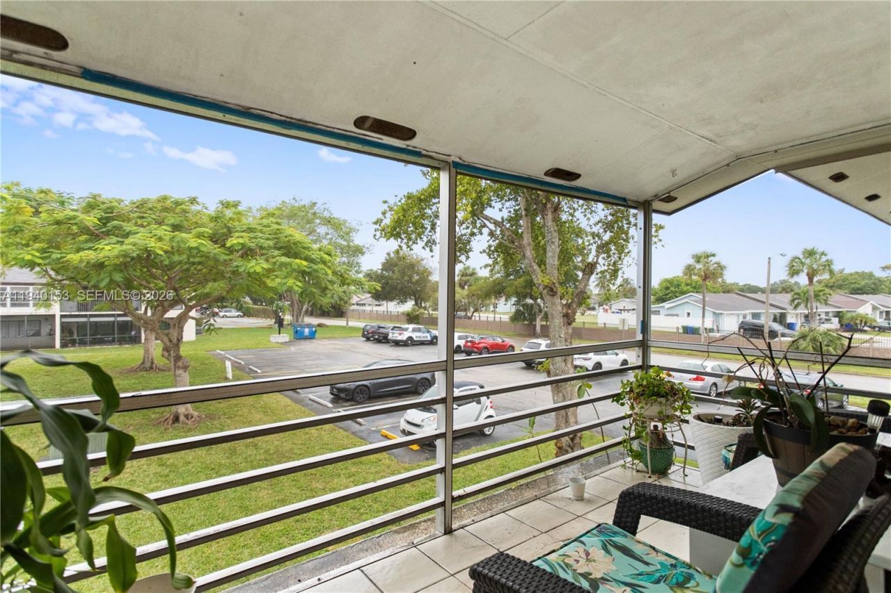 335 W Laurel Drive, Unit 8M, Margate, FL 33063 Photo