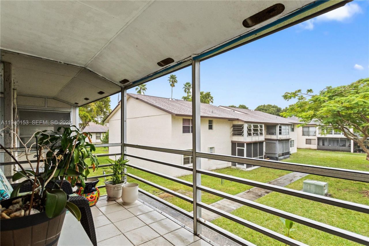 335 W Laurel Drive, Unit 8M, Margate, FL 33063 Photo