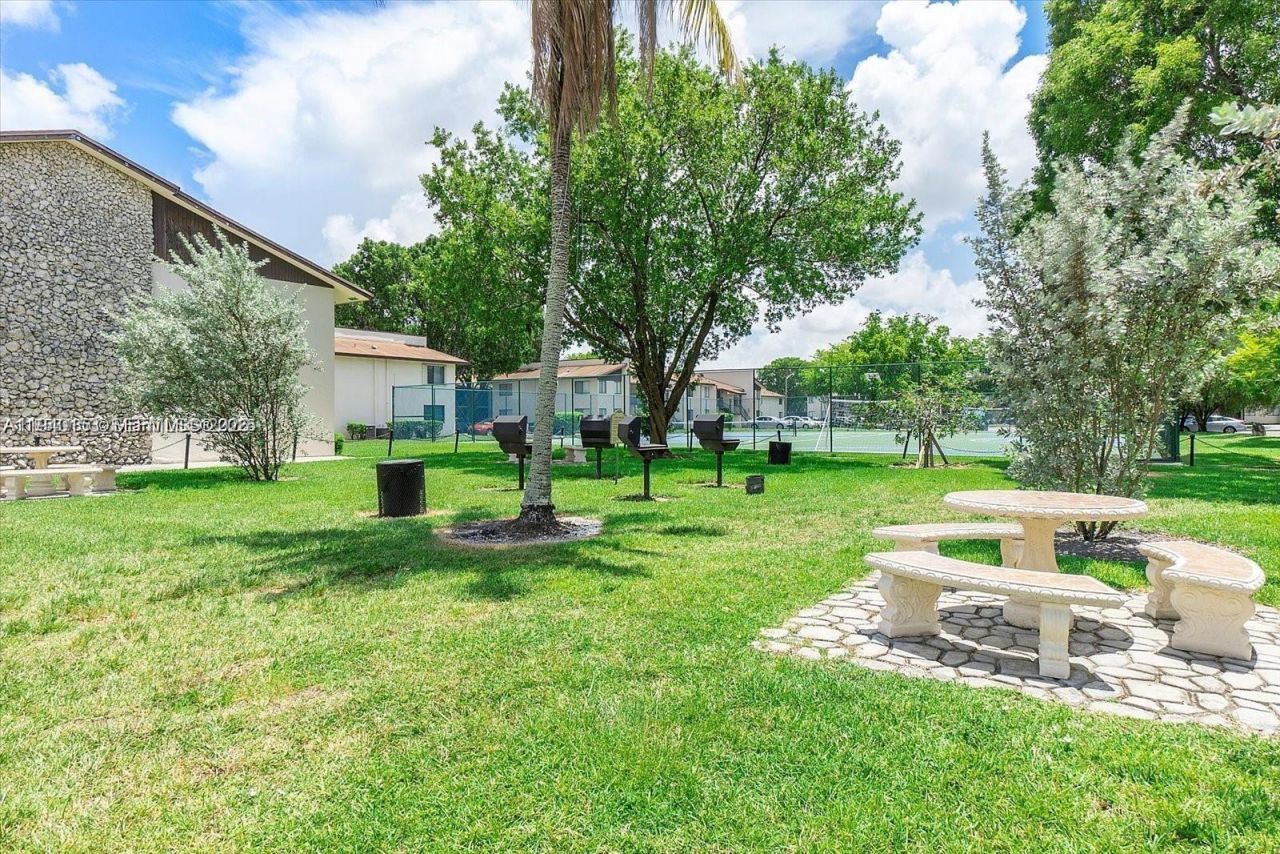 335 W Laurel Drive, Unit 8M, Margate, FL 33063 Photo