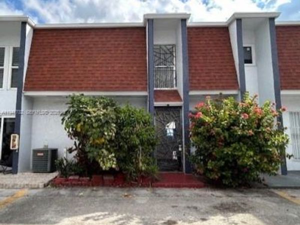 318 NW 107th Ave, Unit 2B, Miami, FL 33172