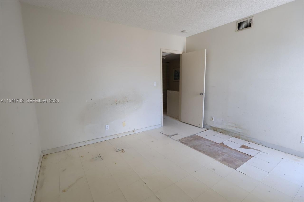 318 NW 107th Ave, Unit 2B, Miami, FL 33172 Photo