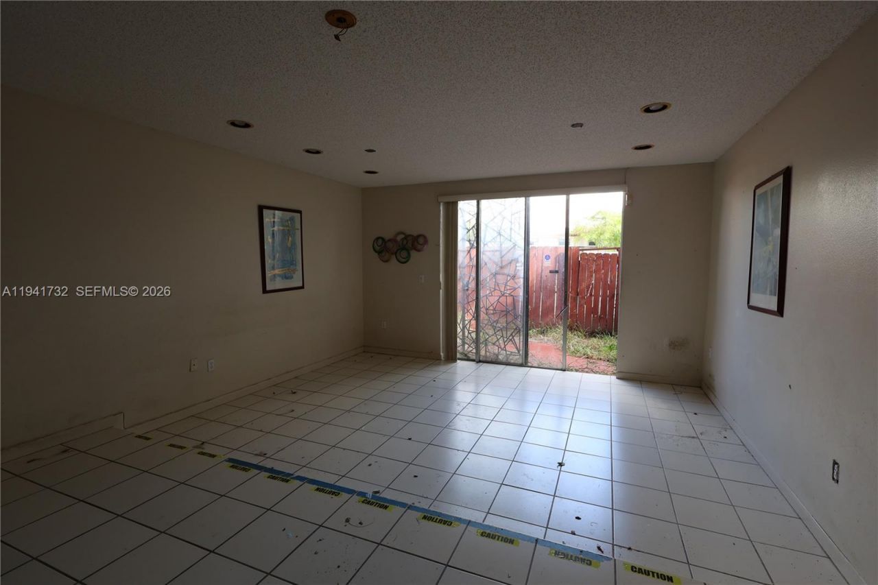 318 NW 107th Ave, Unit 2B, Miami, FL 33172 Photo